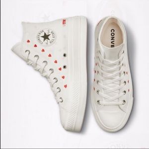 Converse
Chuck Taylor All Star Lift Platform Embroidered Hearts